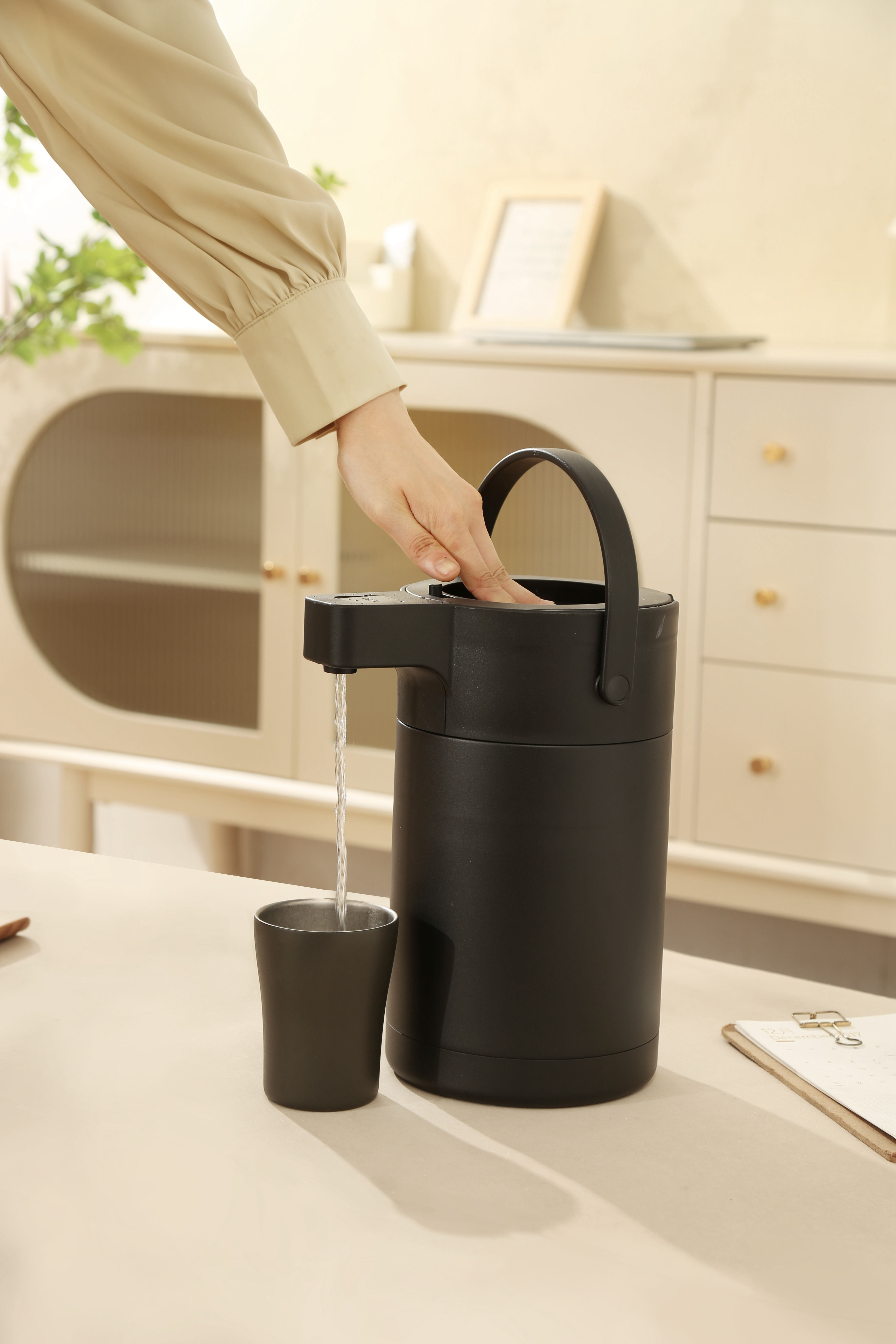 2.5L Air Pressure Kettle in Black/White, minimalist thermal insulated water dispenser with air-pressure spout and ergonomic handle, ideal for home/office