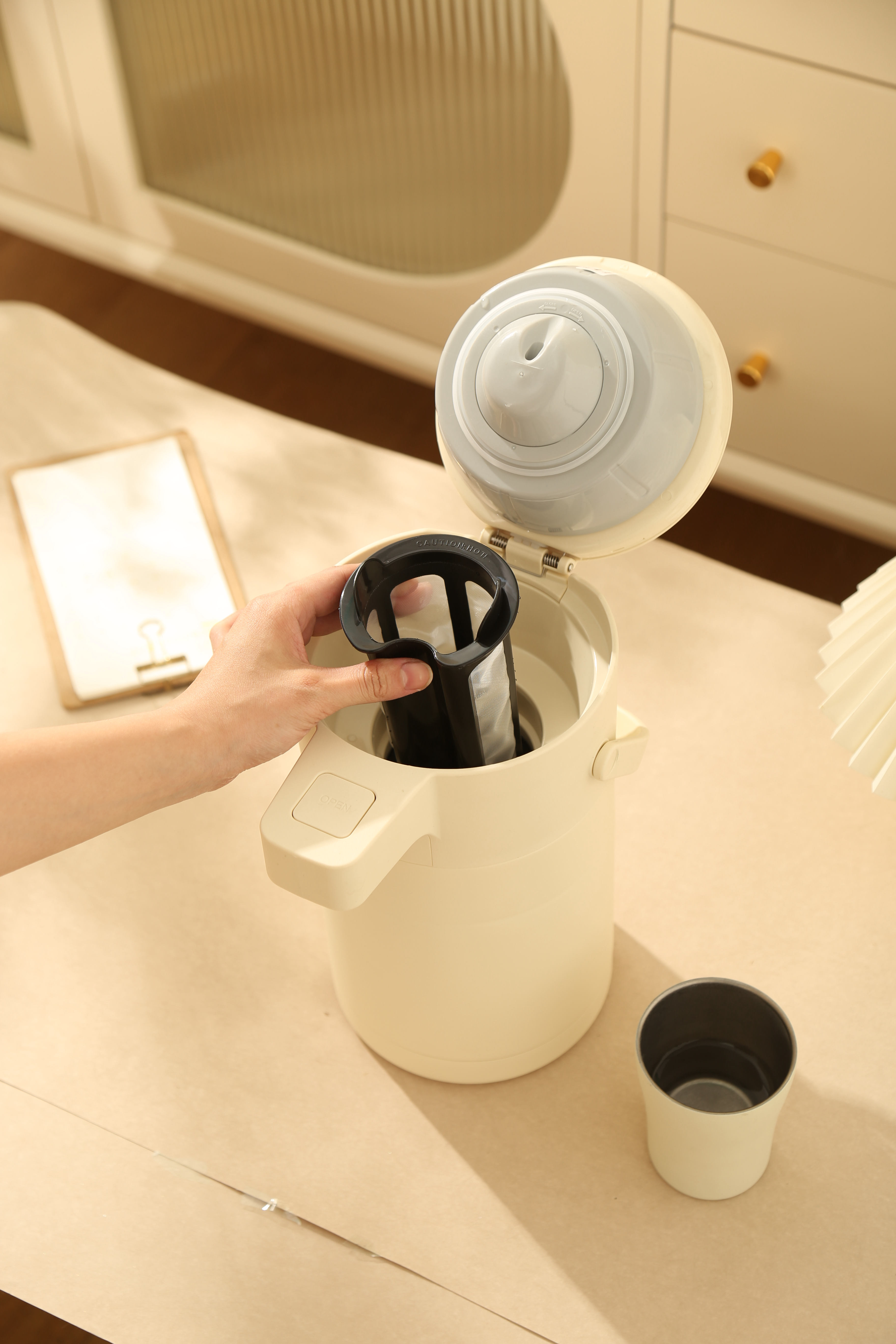 2.5L Air Pressure Kettle in Black/White, minimalist thermal insulated water dispenser with air-pressure spout and ergonomic handle, ideal for home/office