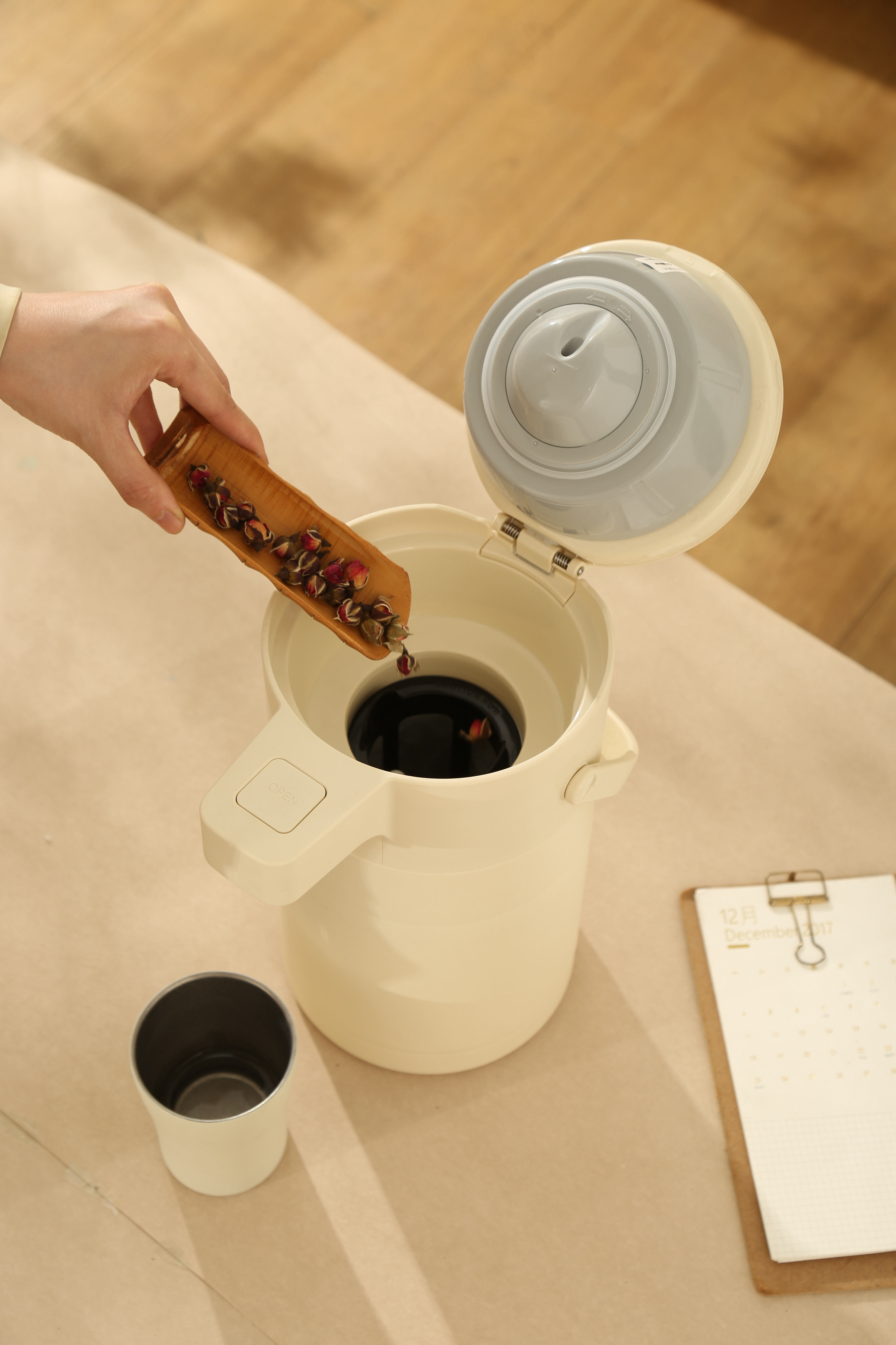 2.5L Air Pressure Kettle in Black/White, minimalist thermal insulated water dispenser with air-pressure spout and ergonomic handle, ideal for home/office