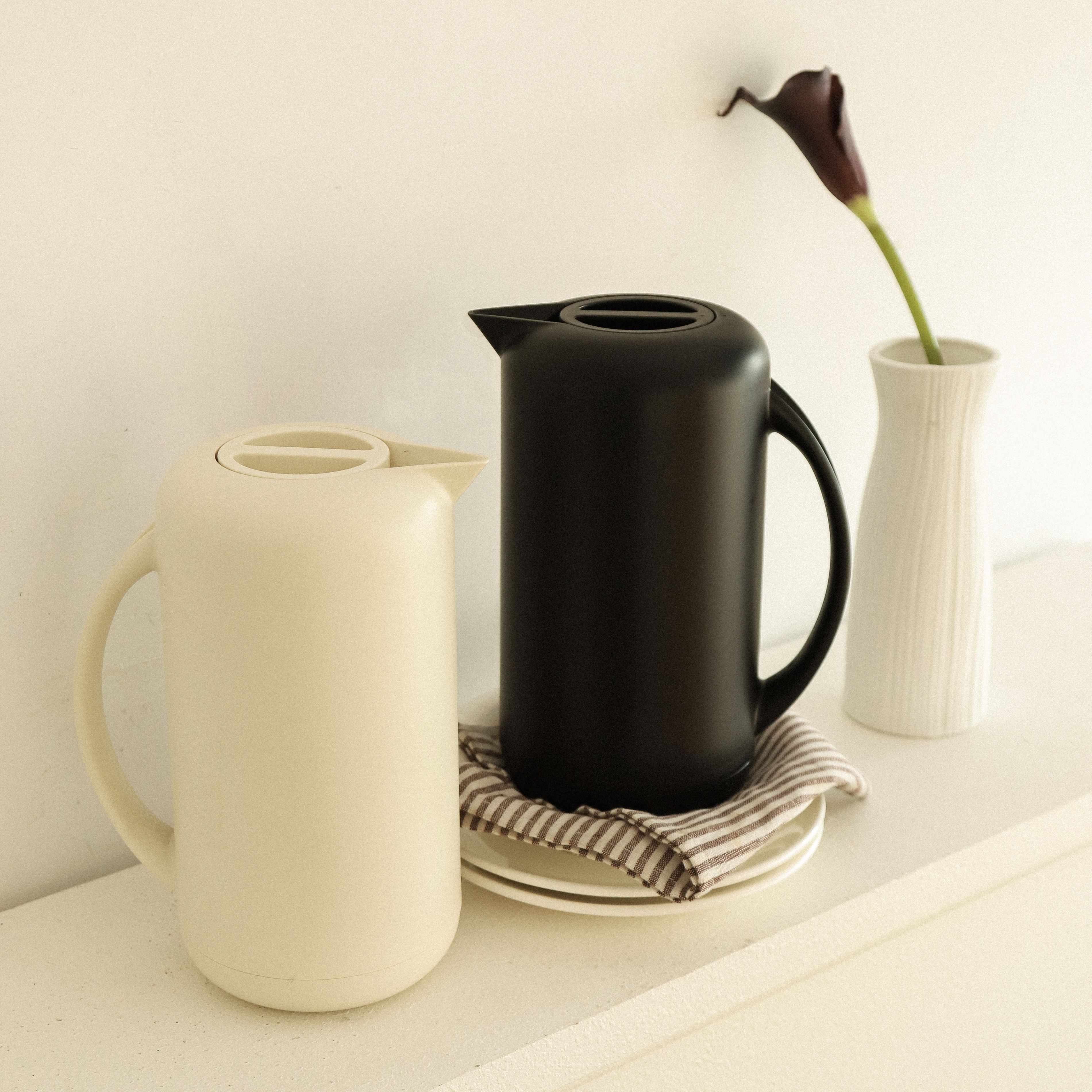 MOYA 1.0L Thermal Pot – Chic & Compact, Cream & Black, Keeps Drinks Hot for 12 Hours – Ideal for Home, Office, or Gifting