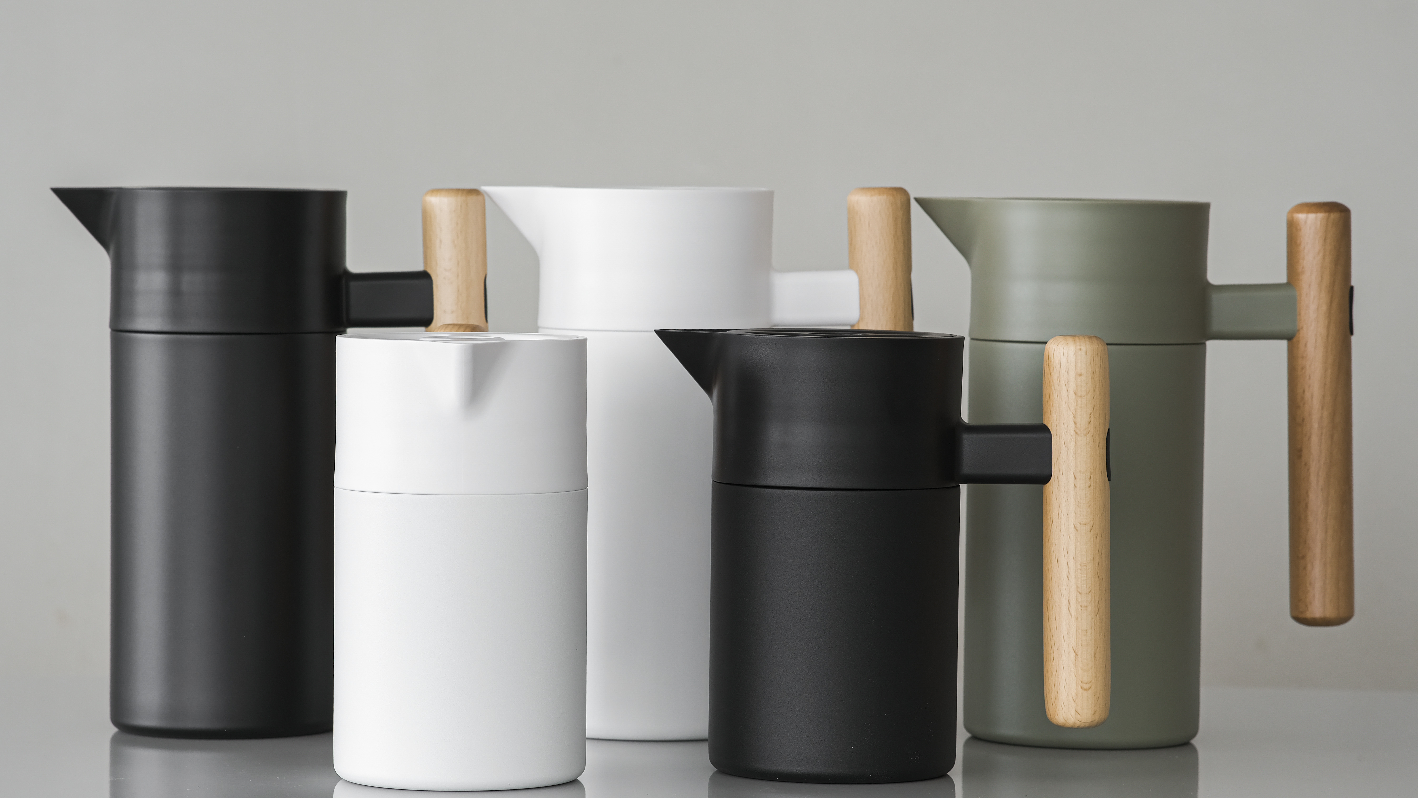 Portable Stainless Steel Vacuum Insulated Thermos Pot with Cylindrical Wooden Handle