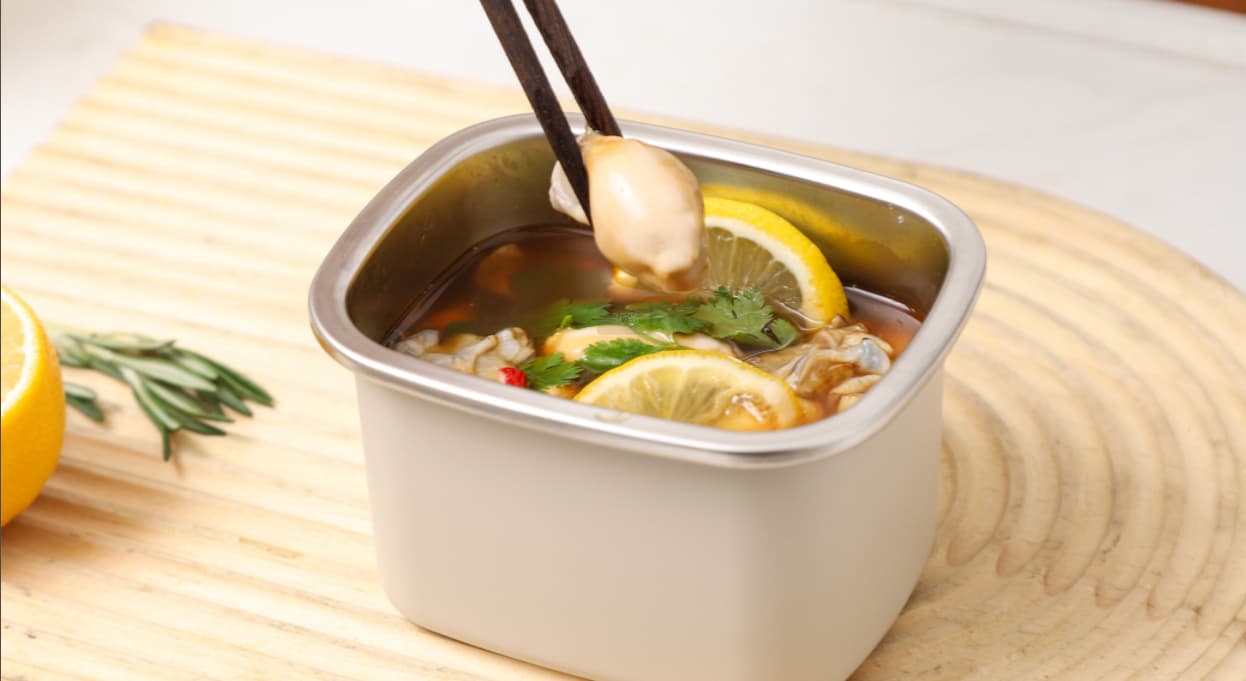 Stainless steel food container for storing acidic food