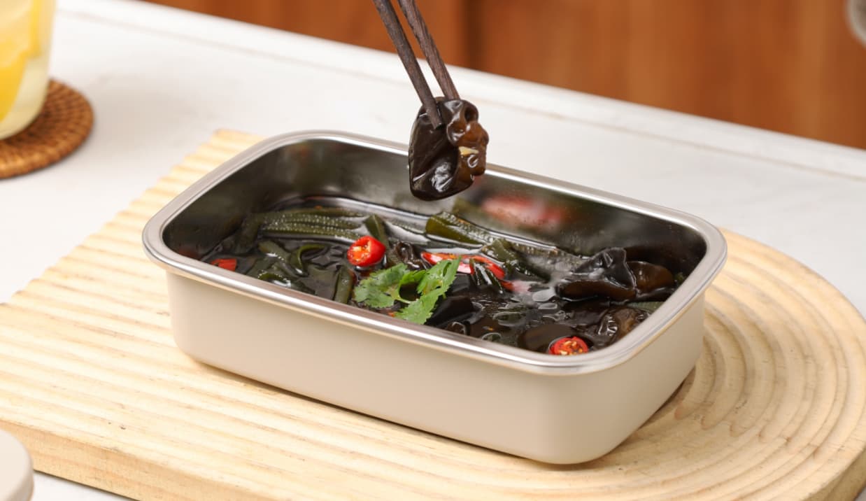 Stainless steel food container for storing liquid food