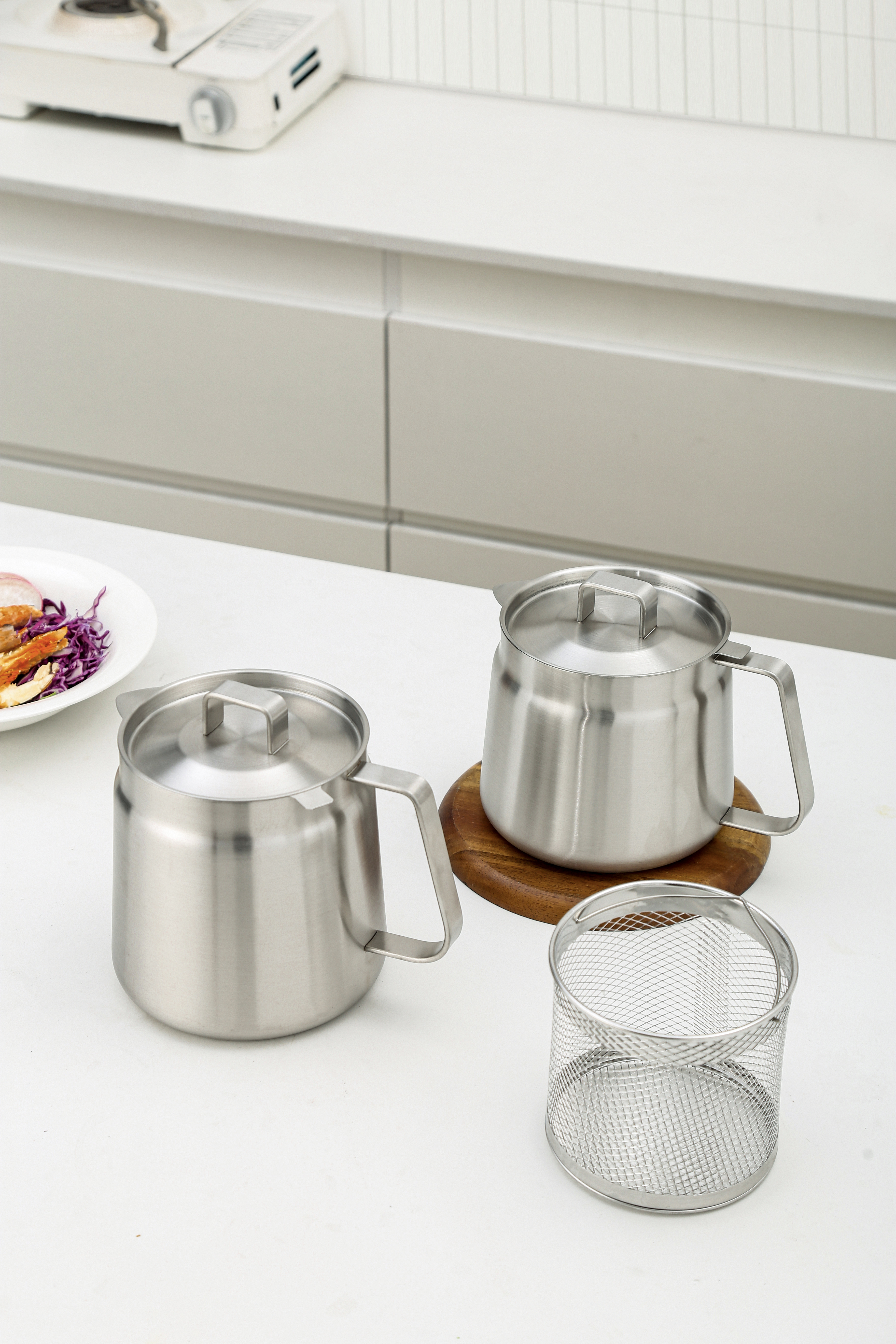 MOYA SUS304 Oil Kettle Set (with Frying Basket, Mesh Filter) in Modern Kitchen with Prepared Meal