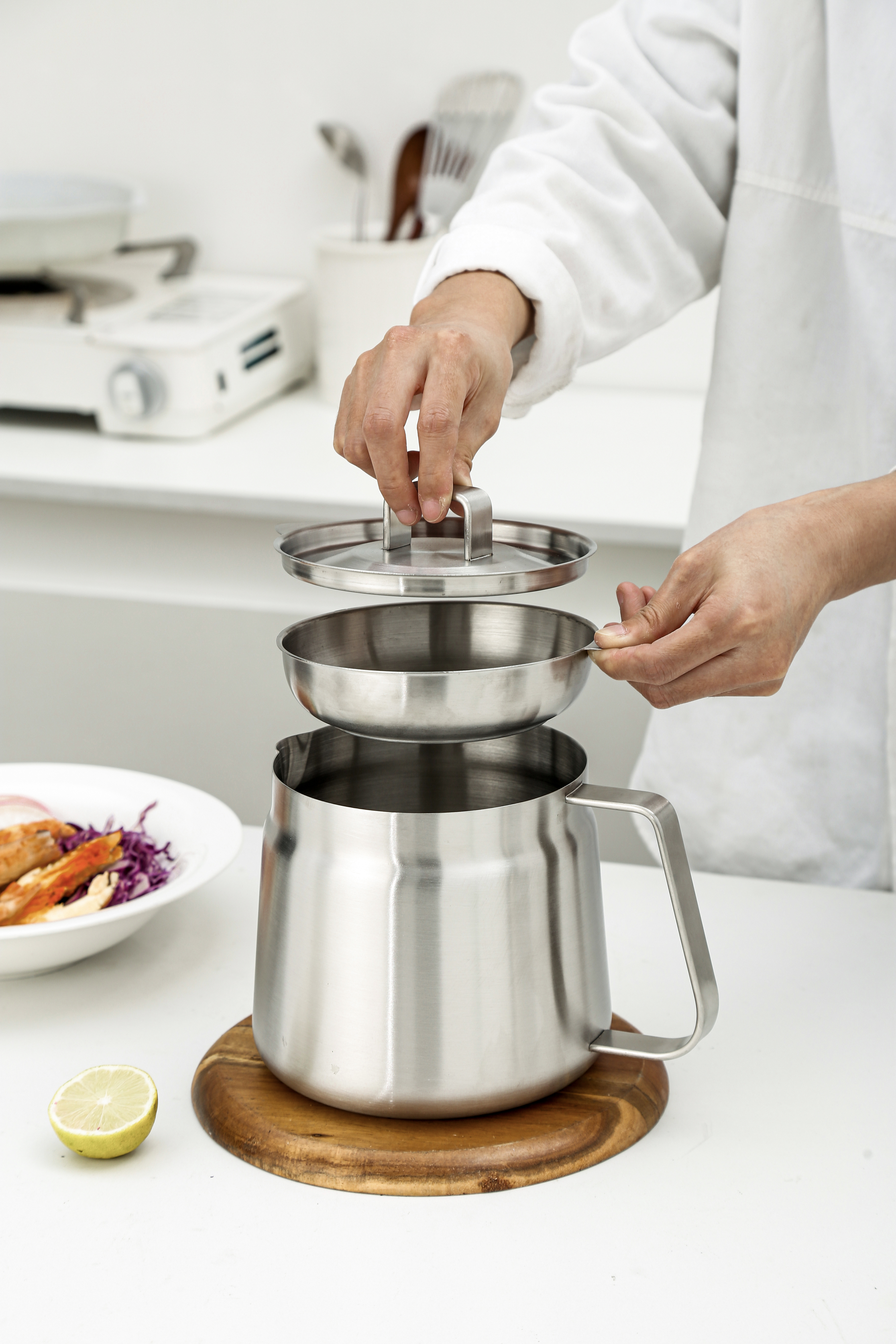 MOYA SUS304 Oil Kettle Set (with Frying Basket, Mesh Filter) in Modern Kitchen with Prepared Meal