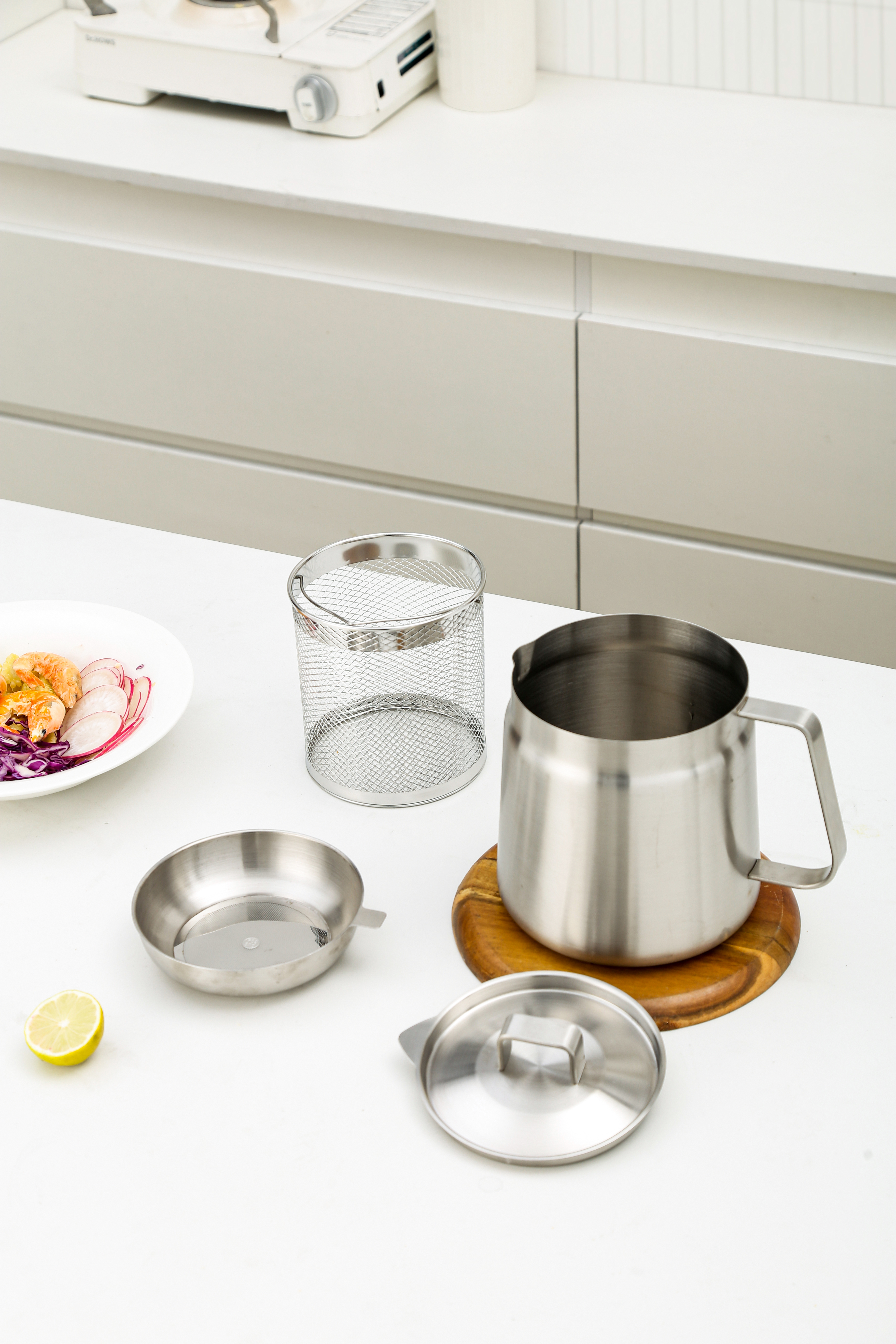MOYA SUS304 Oil Kettle Set (with Frying Basket, Mesh Filter) in Modern Kitchen with Prepared Meal