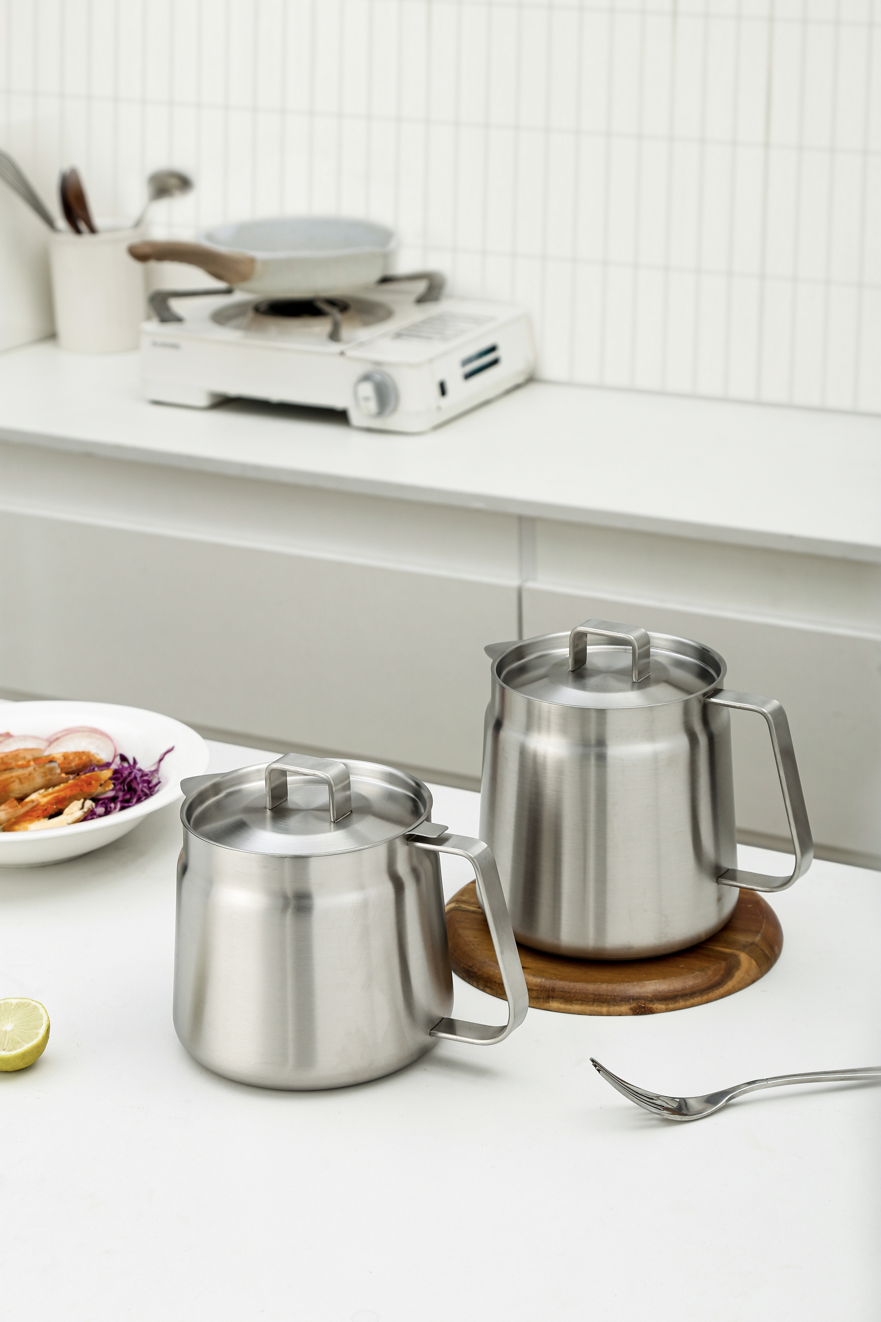 Elegant Pisa Style Thermal Carafe Set MOYA SUS304 Oil Kettle Set (with Frying Basket, Mesh Filter) in Modern Kitchen with Prepared Meal
