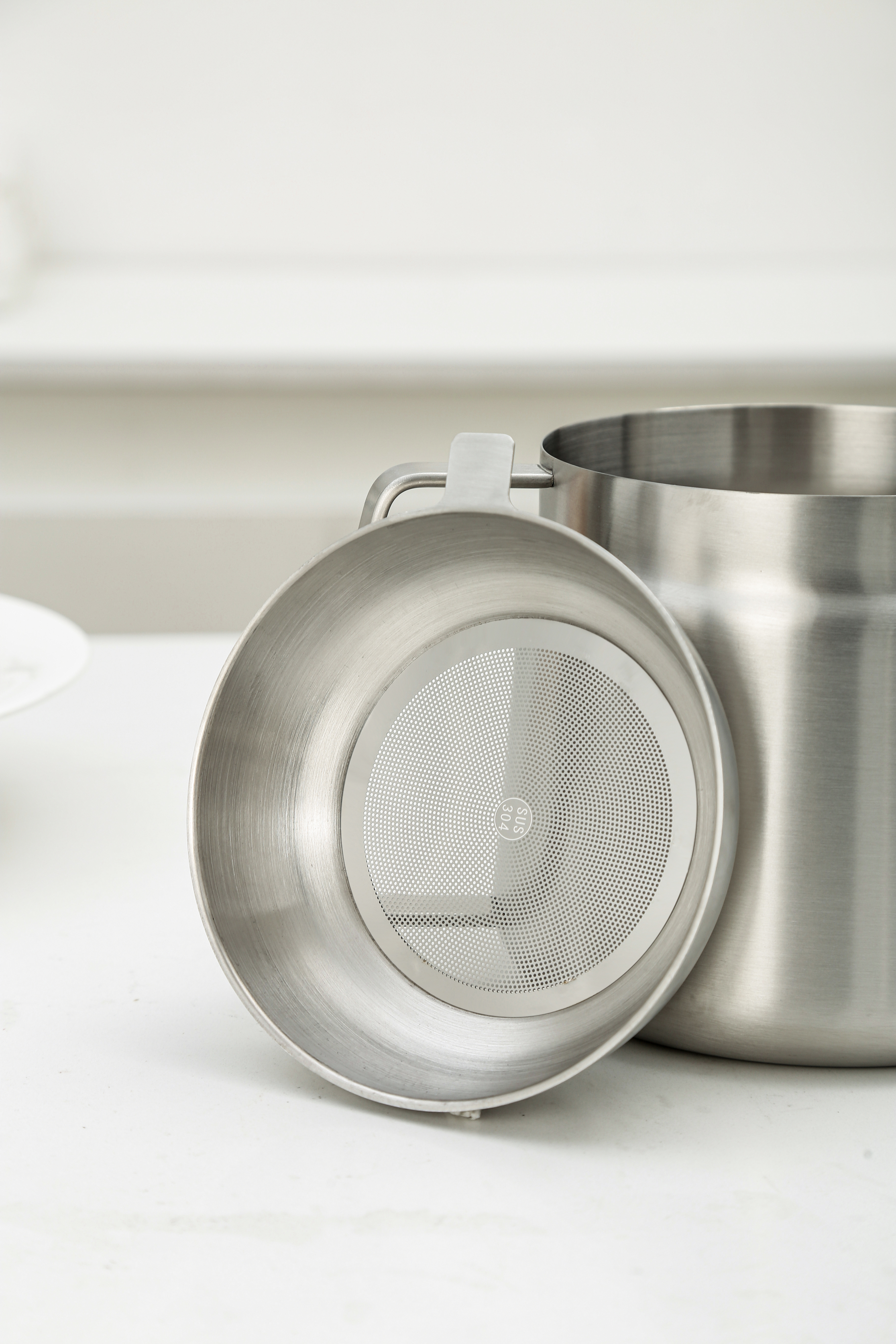 MOYA SUS304 Oil Kettle Set (with Frying Basket, Mesh Filter) in Modern Kitchen with Prepared Meal