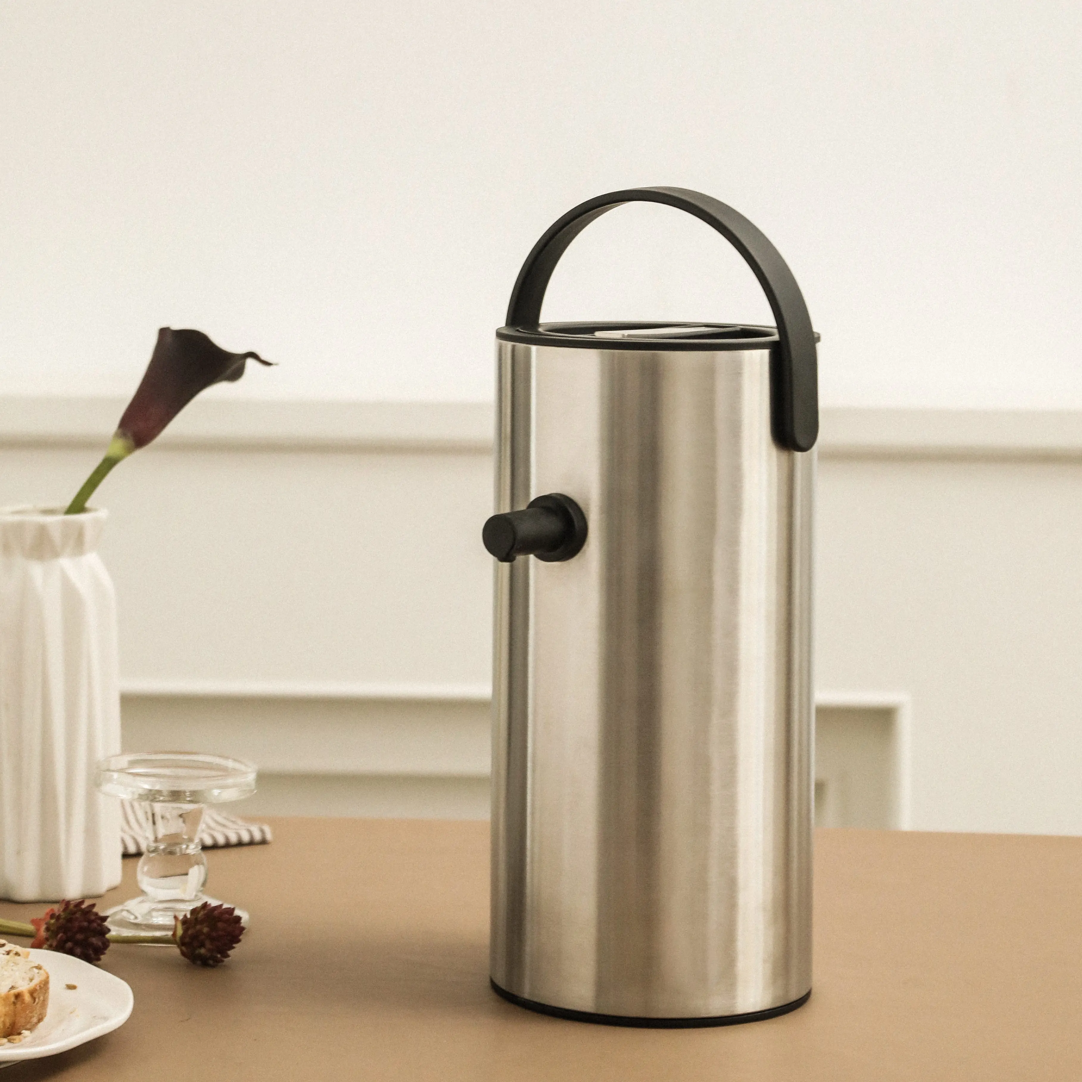 Simple pneumatic thermos flask