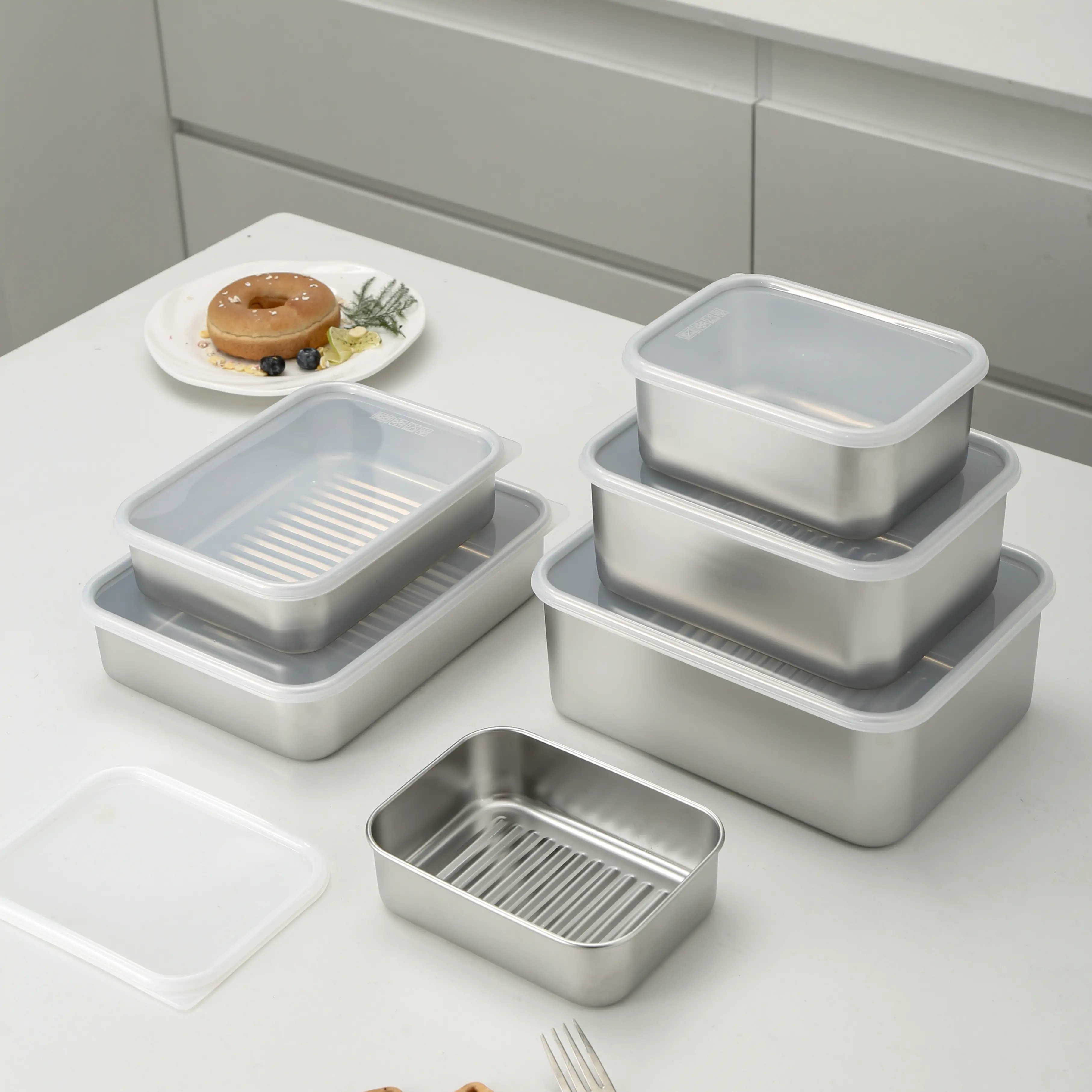 Stainless steel food storage box with striped bottom