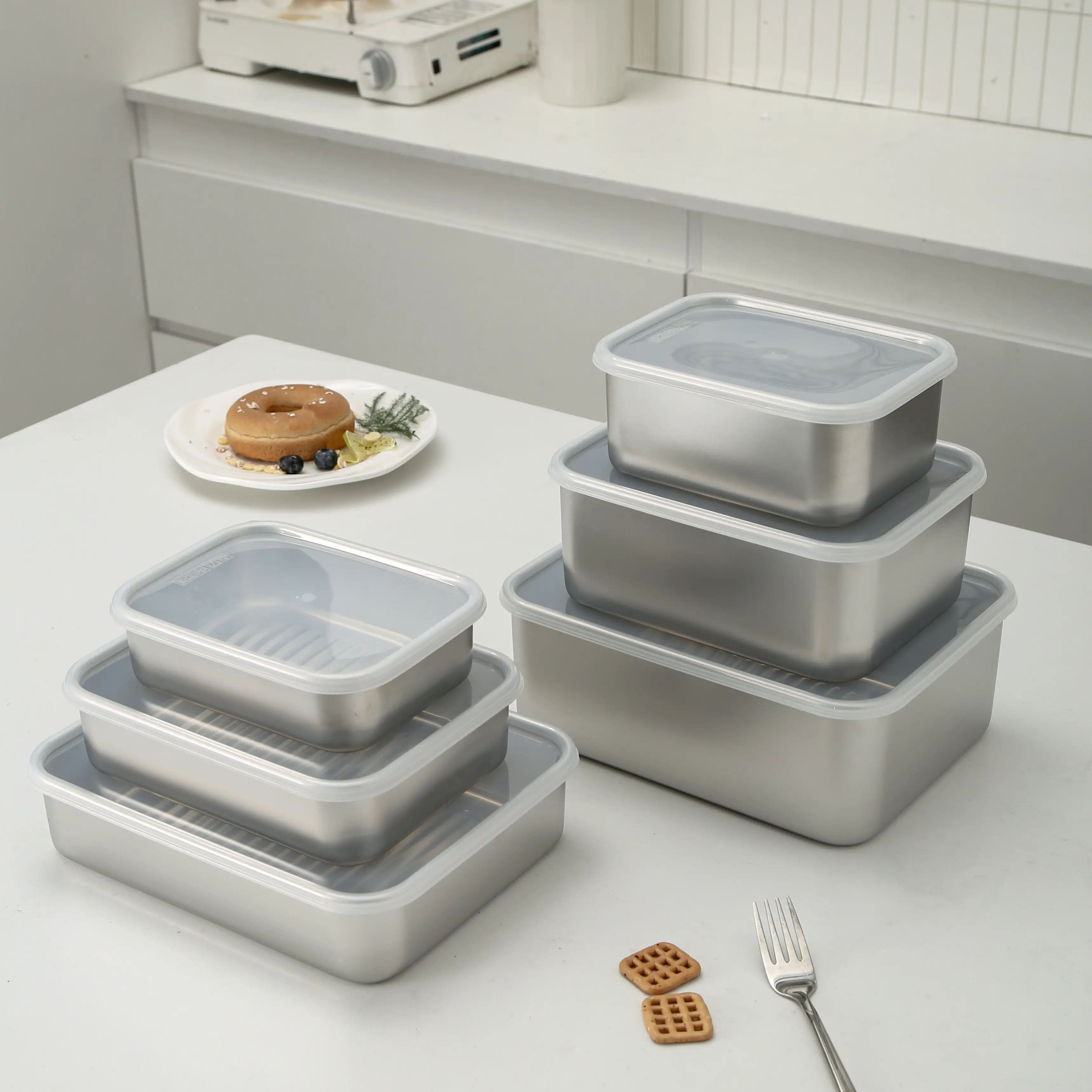 Stainless steel food storage box with striped bottom