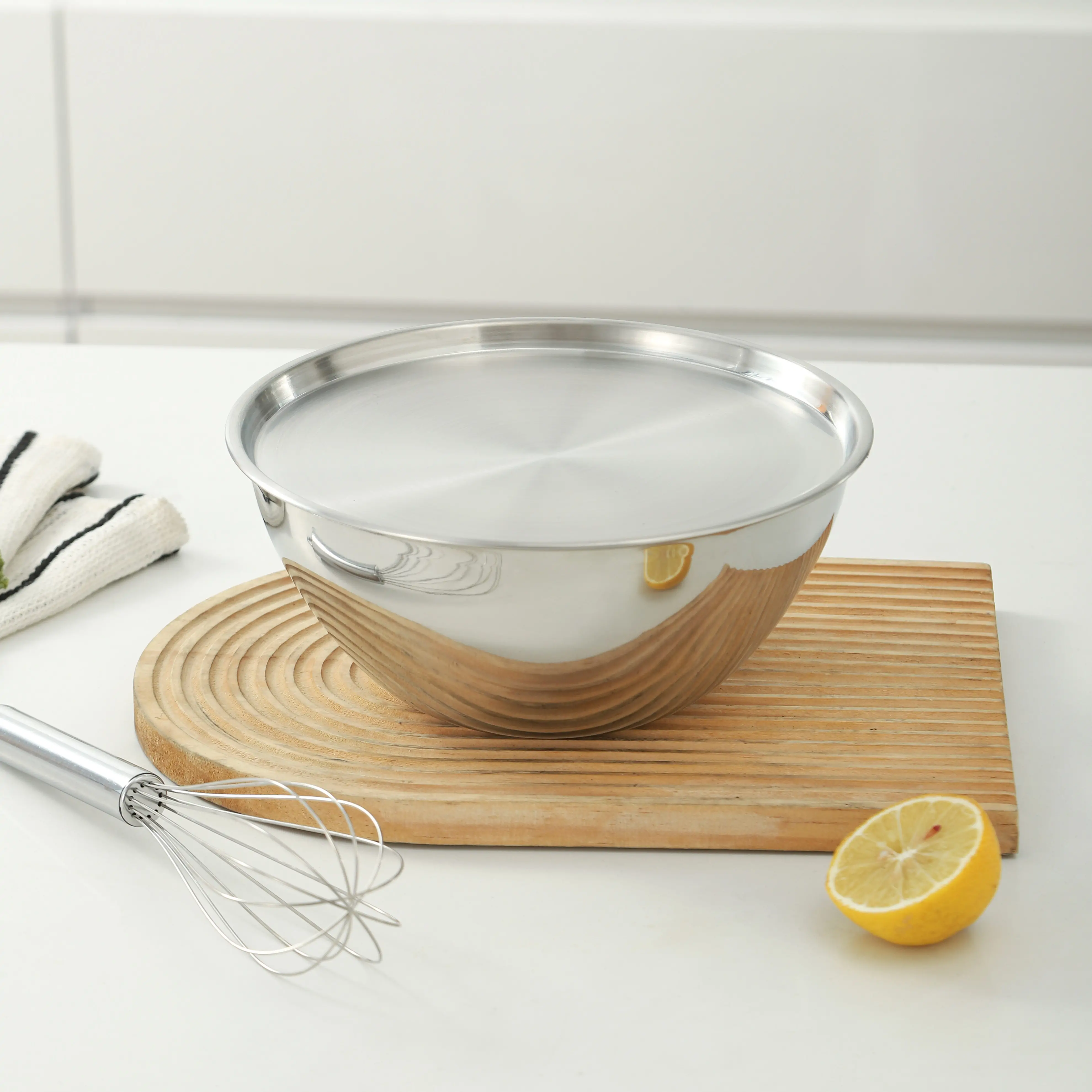 Stainless steel salad bowl with cover