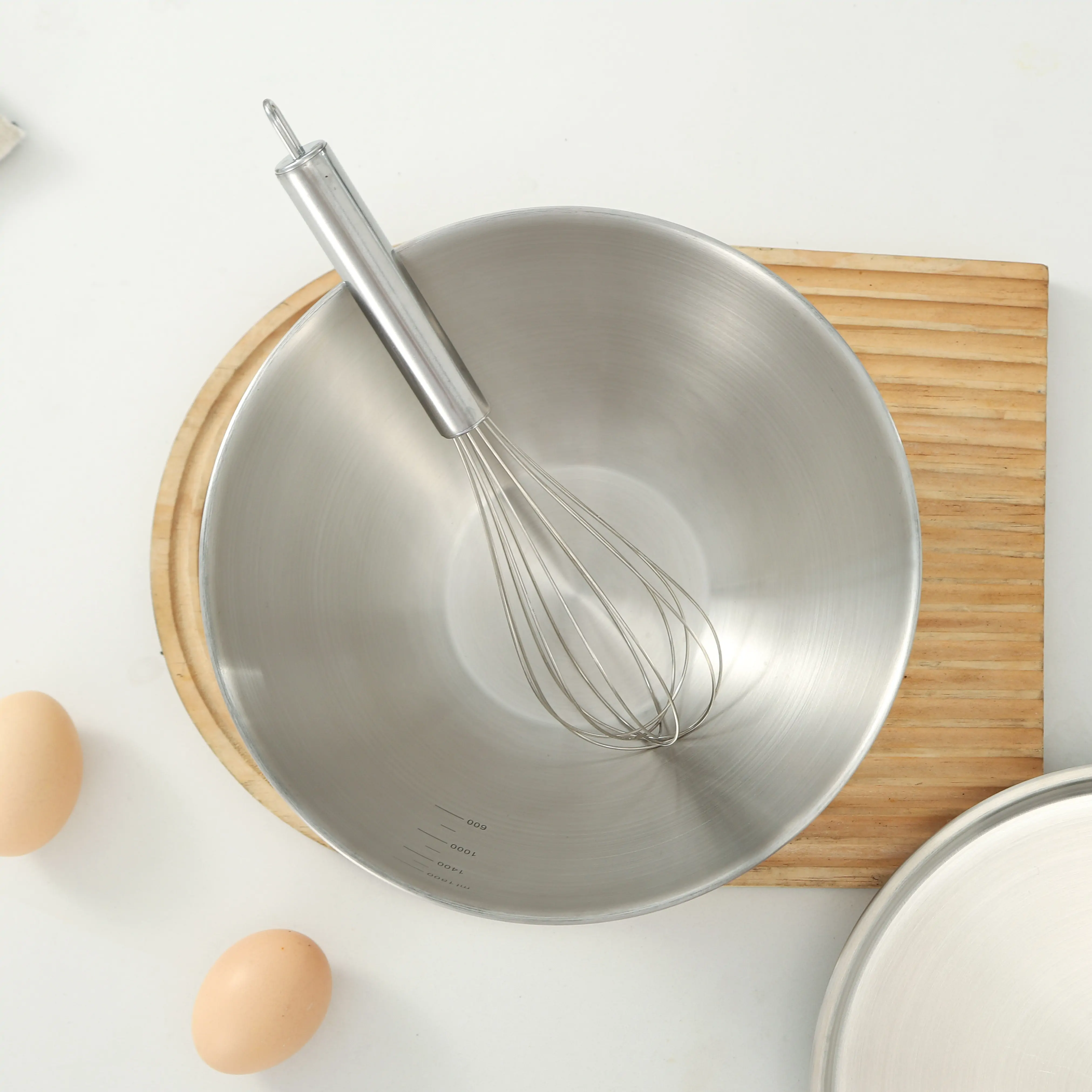 Stainless steel salad bowl with cover