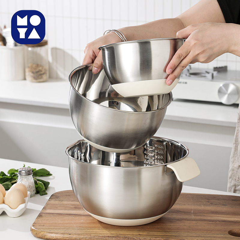 Stainless steel salad bowl with cover